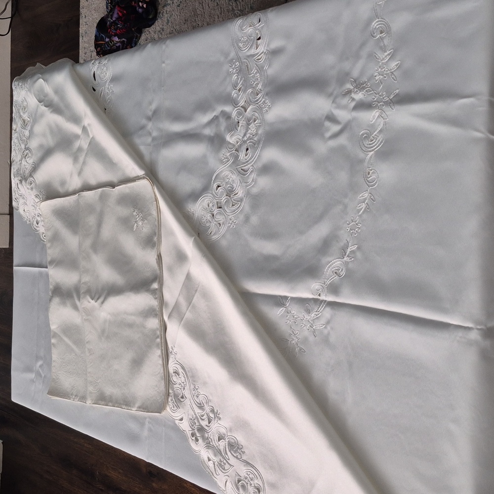 Vintage rectangular tablecloth and napkins